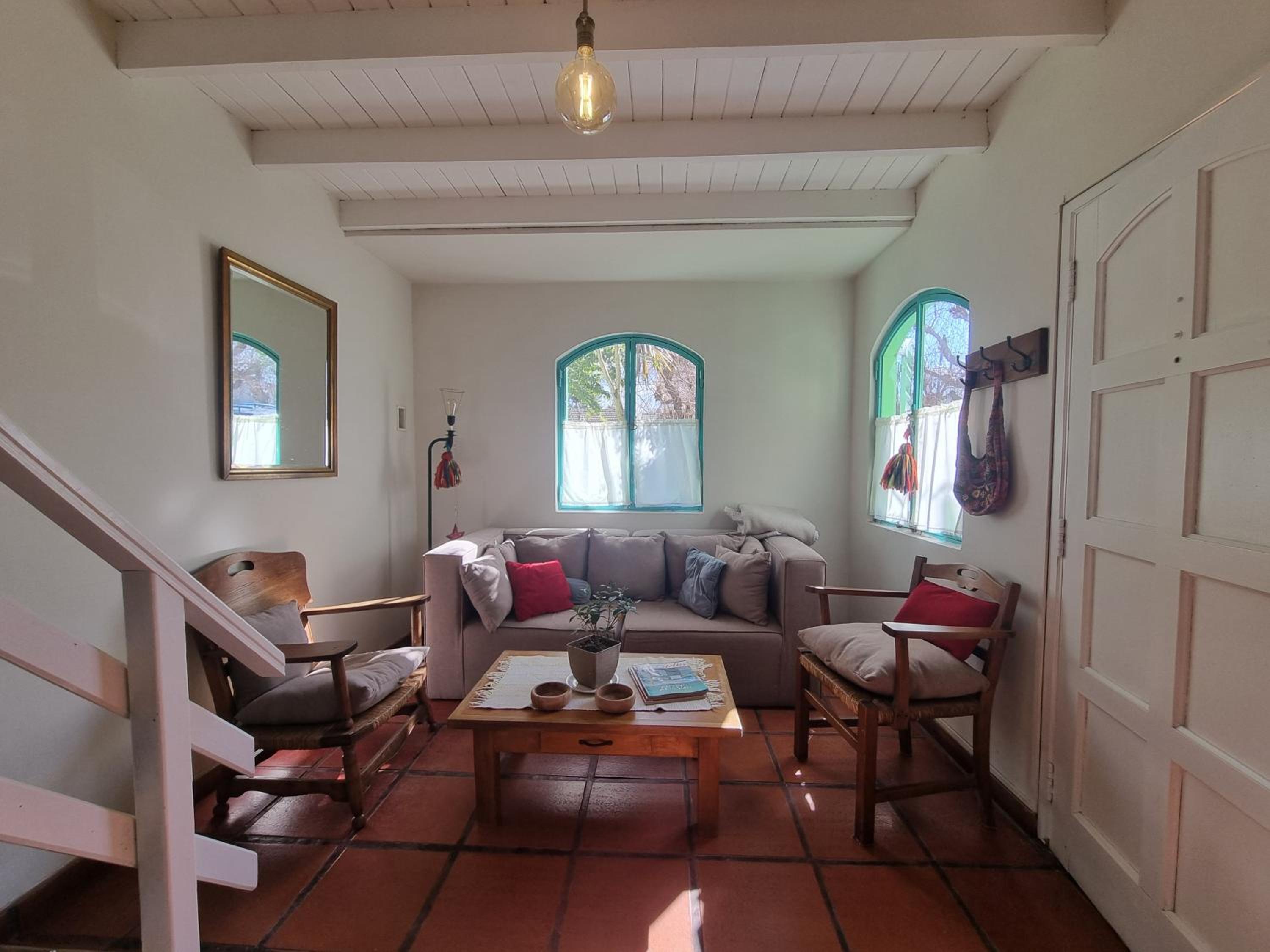 CASA MAIPÚ, acogedora y cerca de la Laguna, con pileta