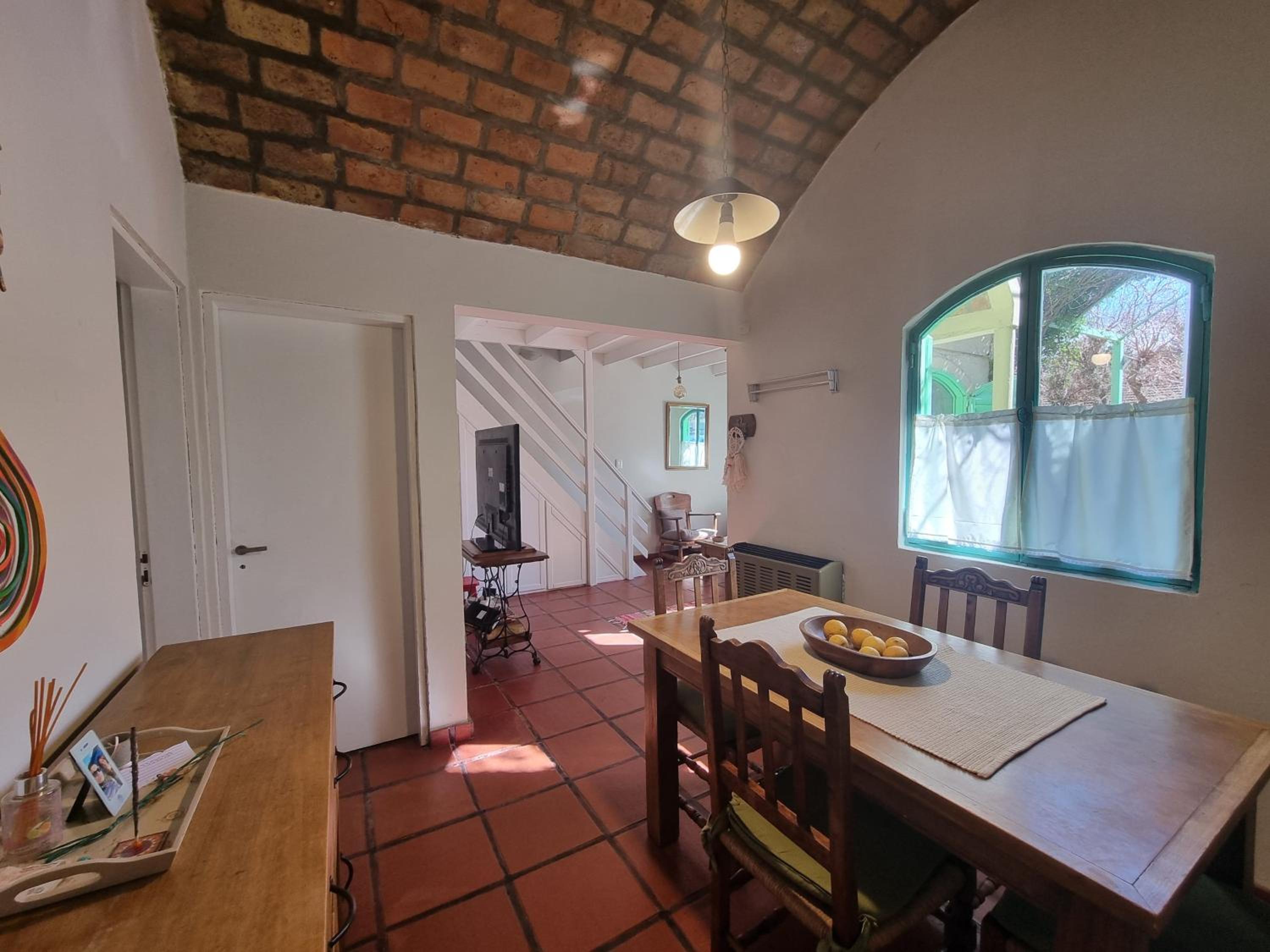 CASA MAIPÚ, acogedora y cerca de la Laguna, con pileta