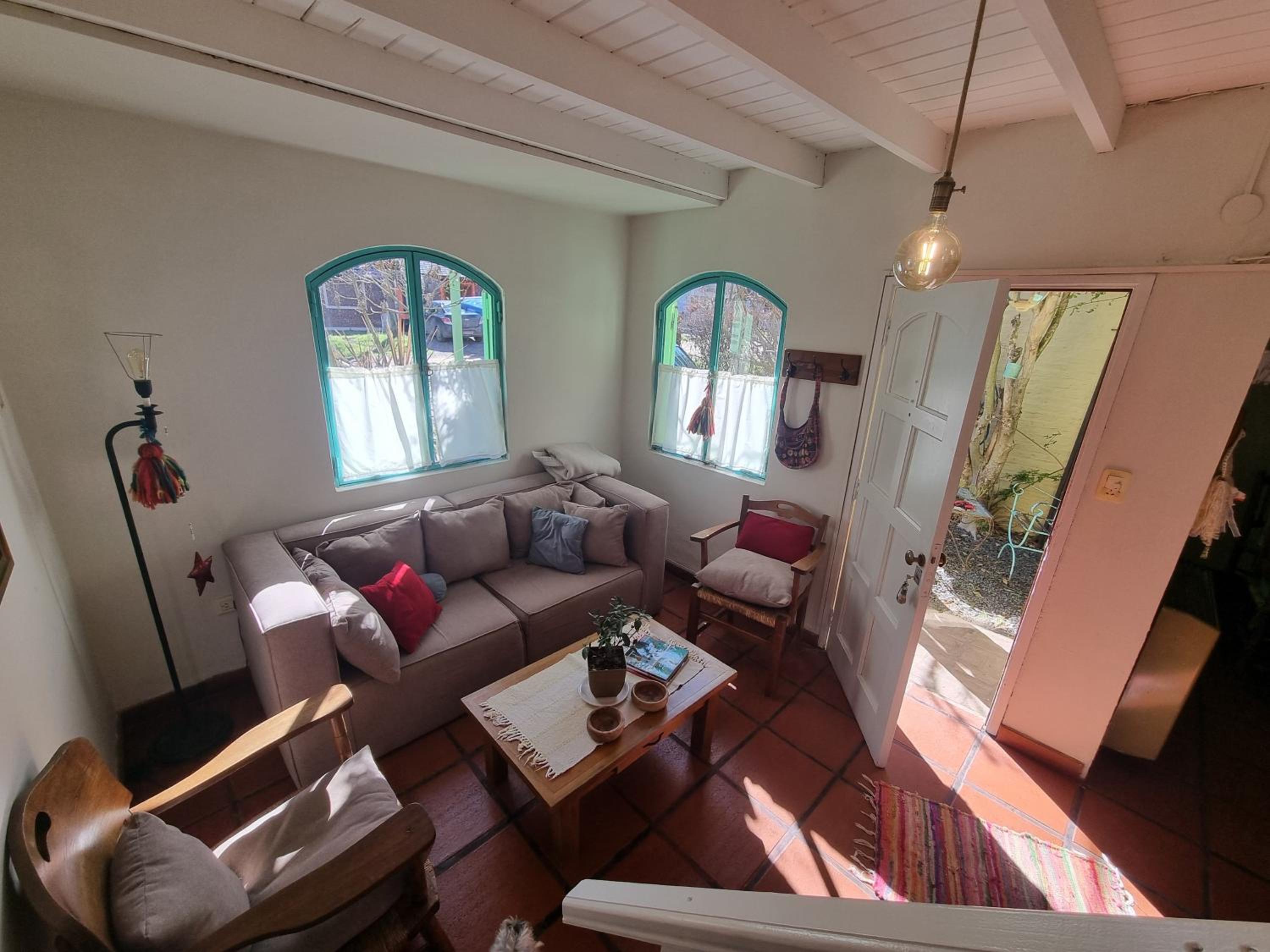 CASA MAIPÚ, acogedora y cerca de la Laguna, con pileta