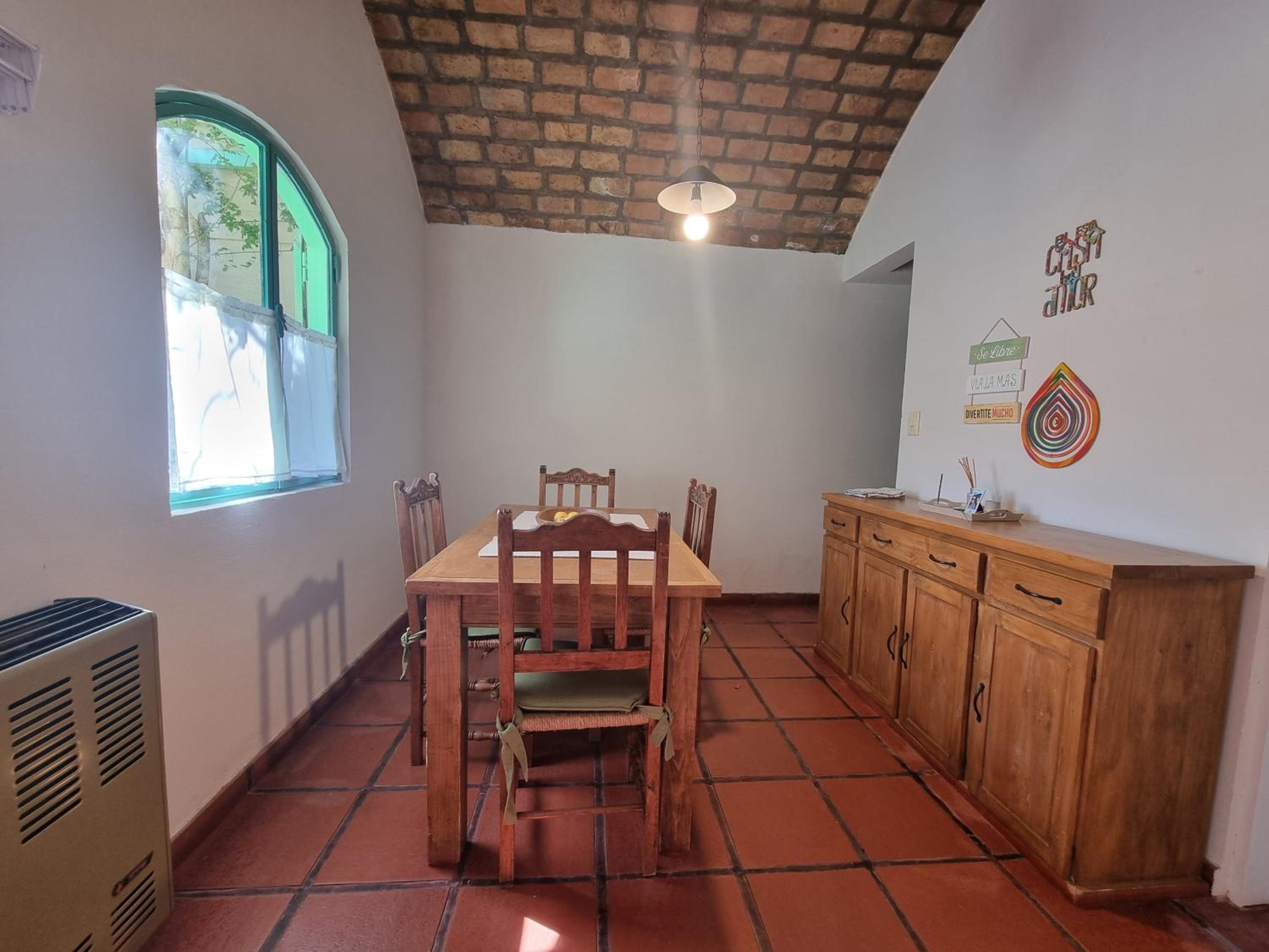 CASA MAIPÚ, acogedora y cerca de la Laguna, con pileta