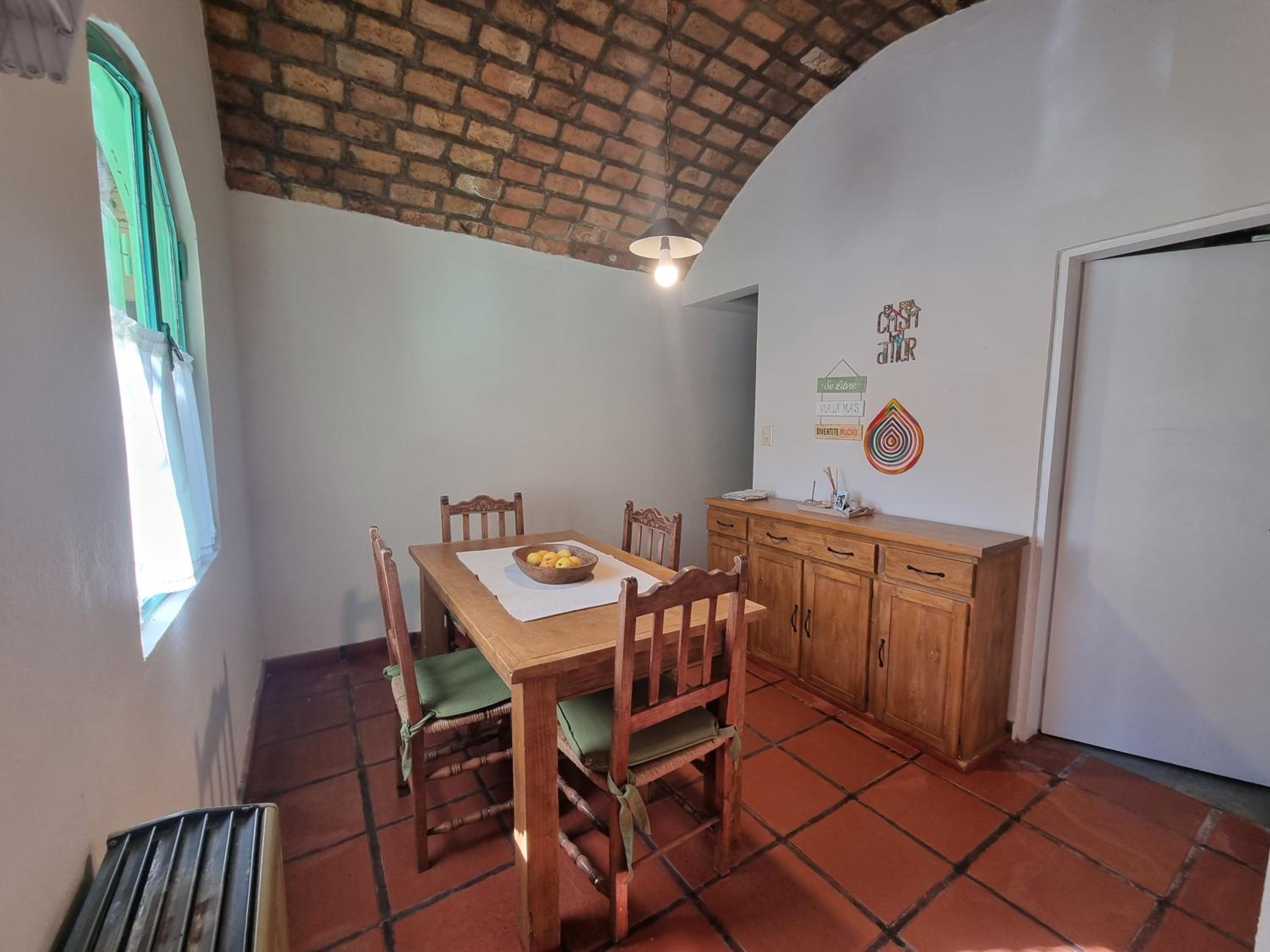 CASA MAIPÚ, acogedora y cerca de la Laguna, con pileta