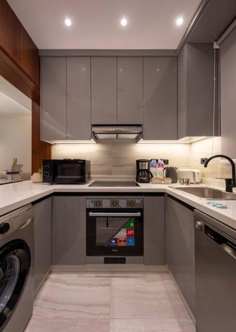 Chic & Cozy Retreat-Full Kitchen view 2
