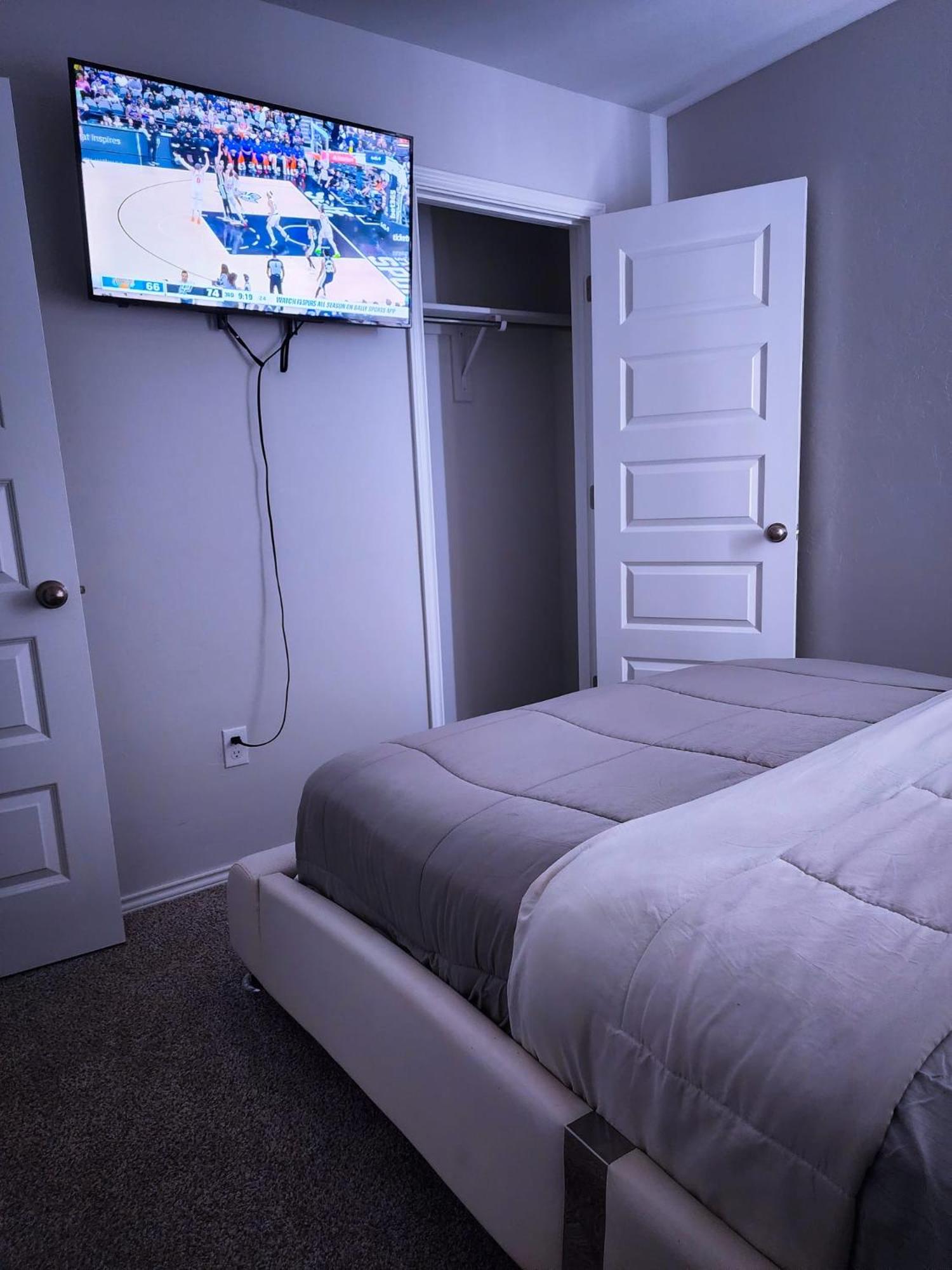 Cozy Room In Modern & Serene Home near Hospitals & Attractions view 5