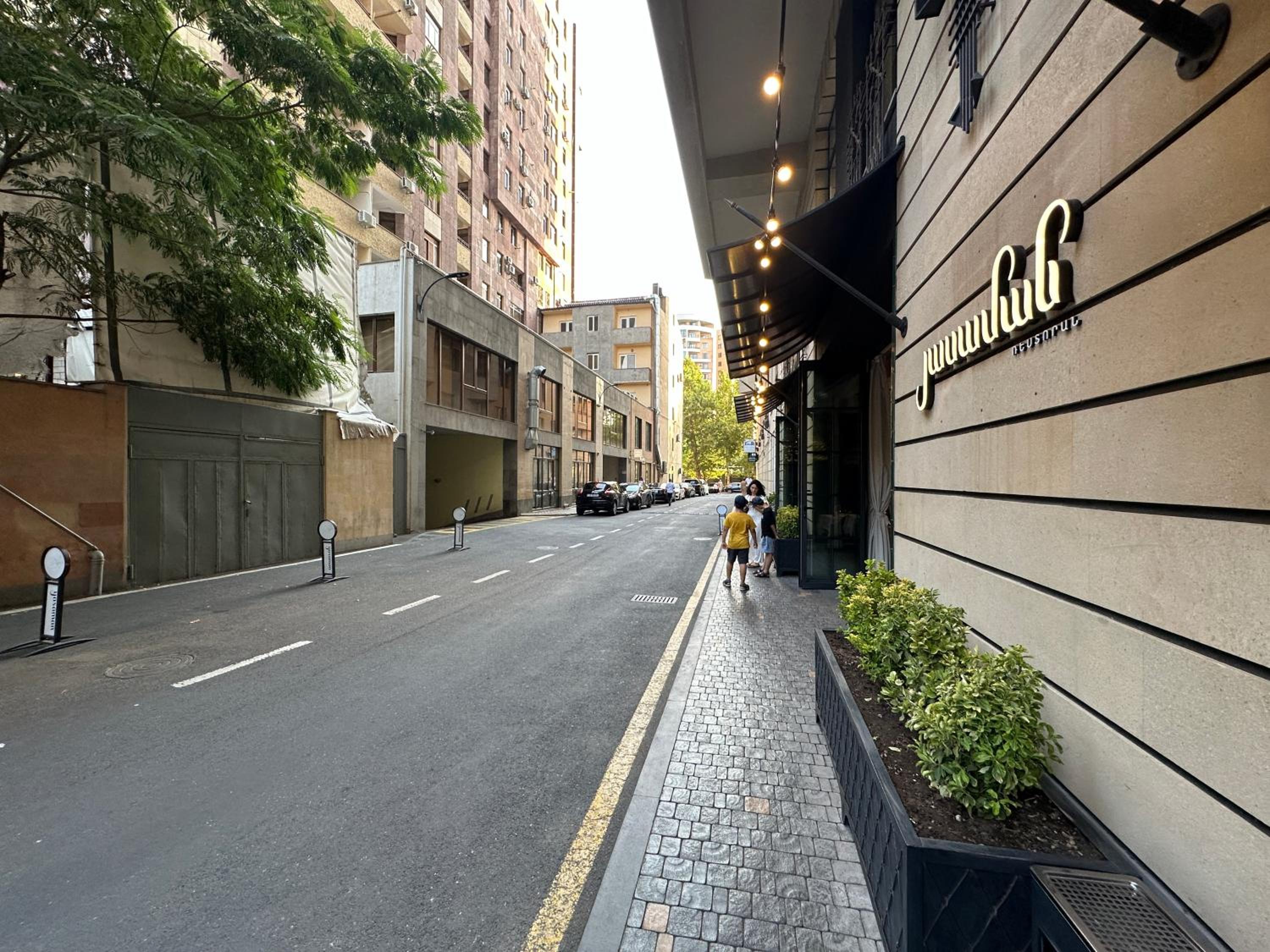 Aram street, 2 bedrooms Beautiful and Sunny apartment DI8210
