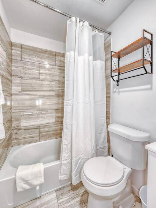 Comfy 1 Bed Close to Downtown, Night Life, UH, MED, Museum, NRG