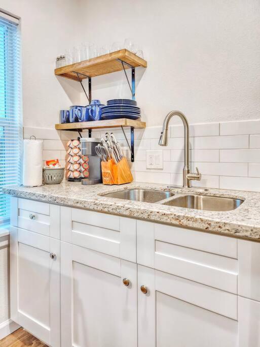 Comfy 1 Bed Close to Downtown, Night Life, UH, MED, Museum, NRG