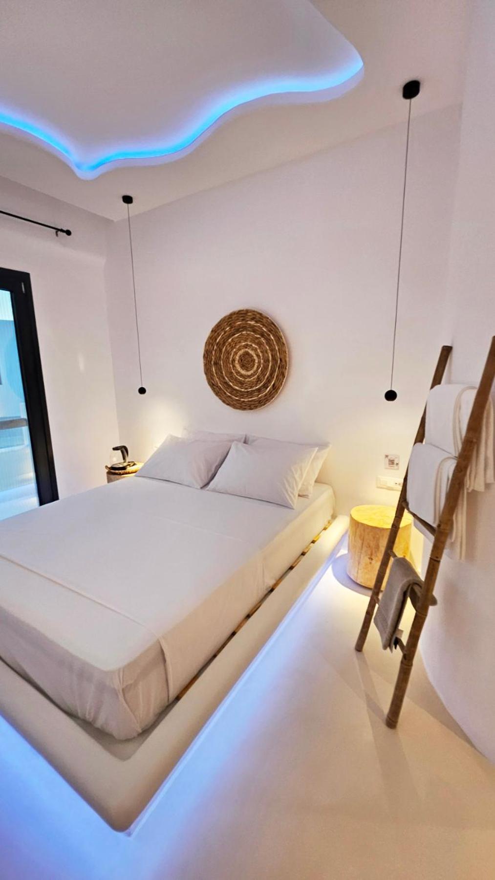 ELLI TROPiCAL LUXURY SUITES SUNSET-INFINITY POOL- SEA SIDE-NEAR CENTER PARKING photo 5