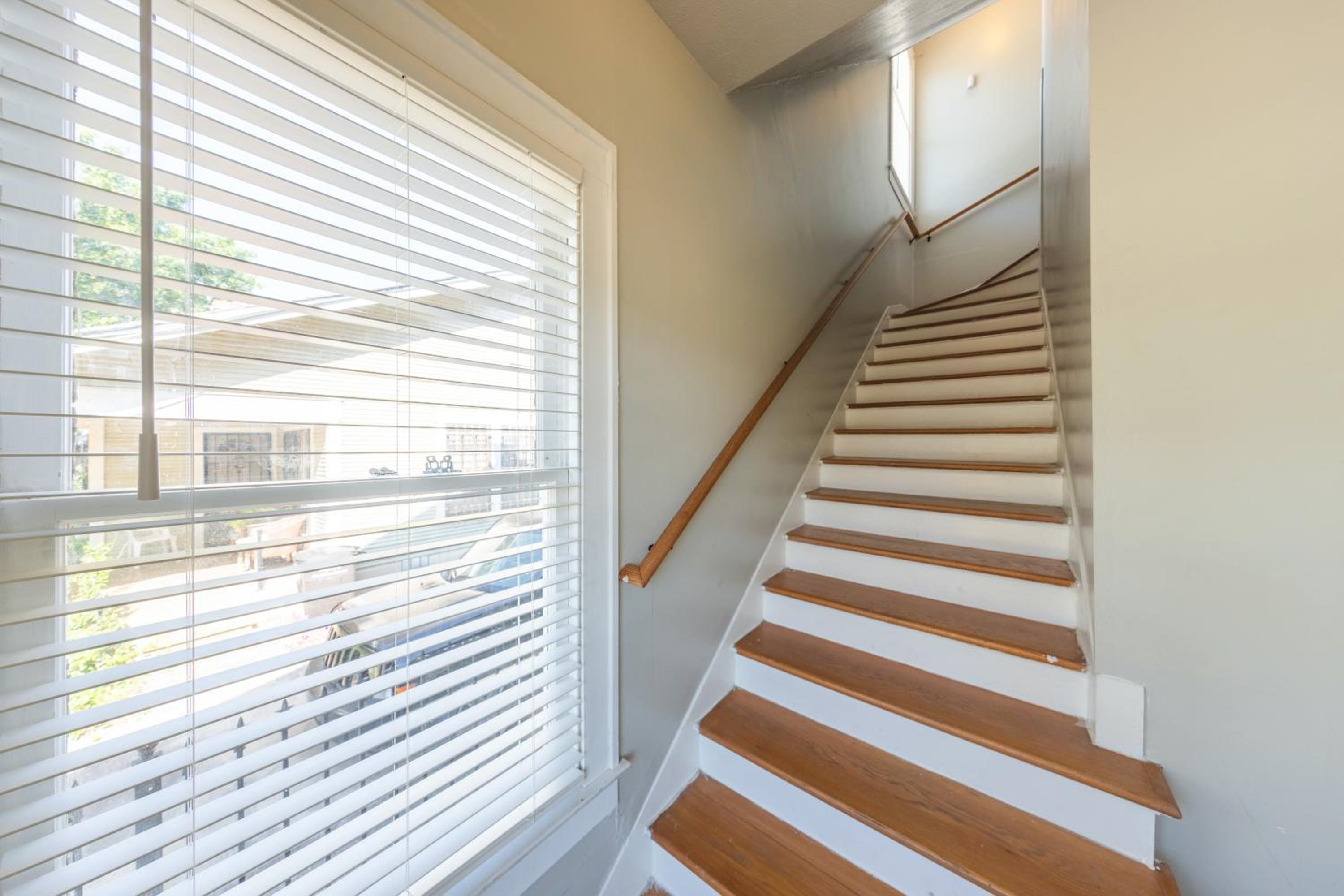 Luxurious 3 bedroom near downtown and convention center view 3