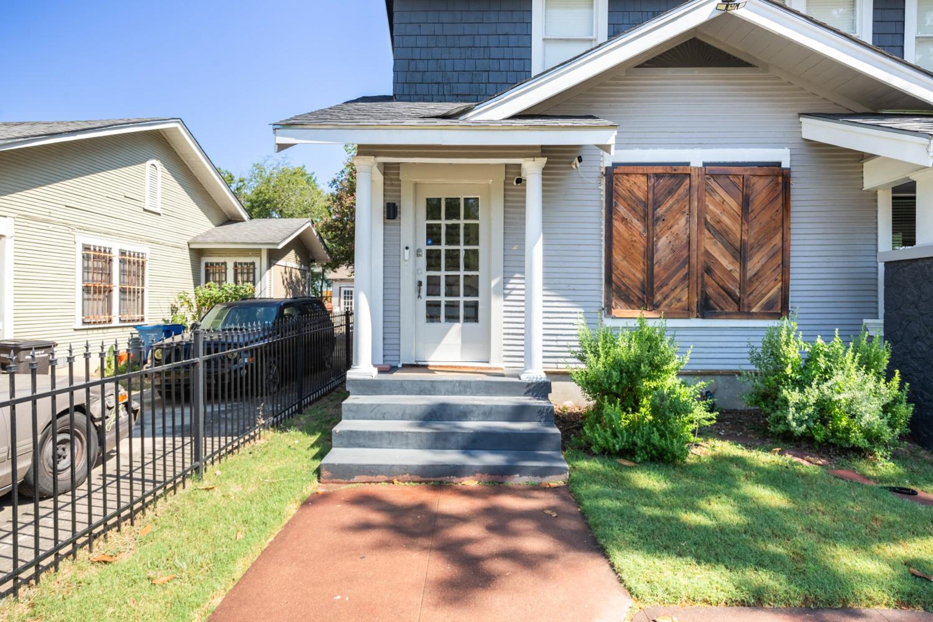 2 bedroom unit near downtown view 3