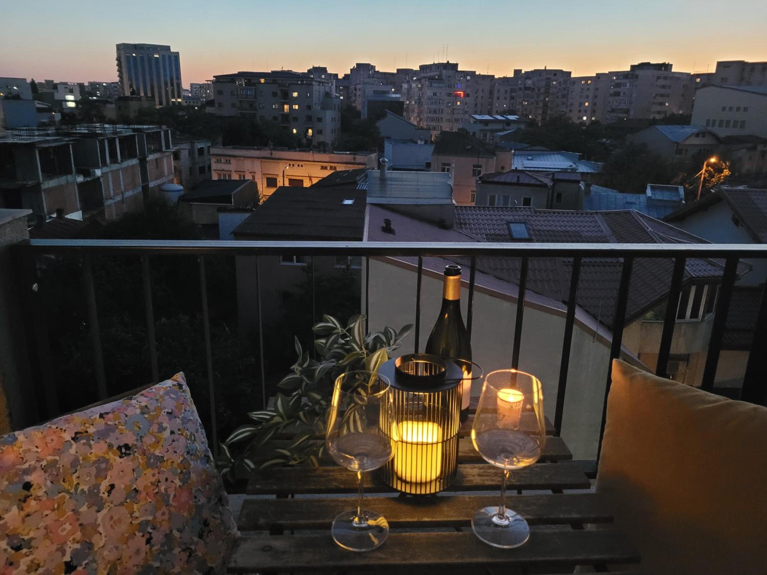 Stylish City Escape, Fireplace, Sunset Views view 3