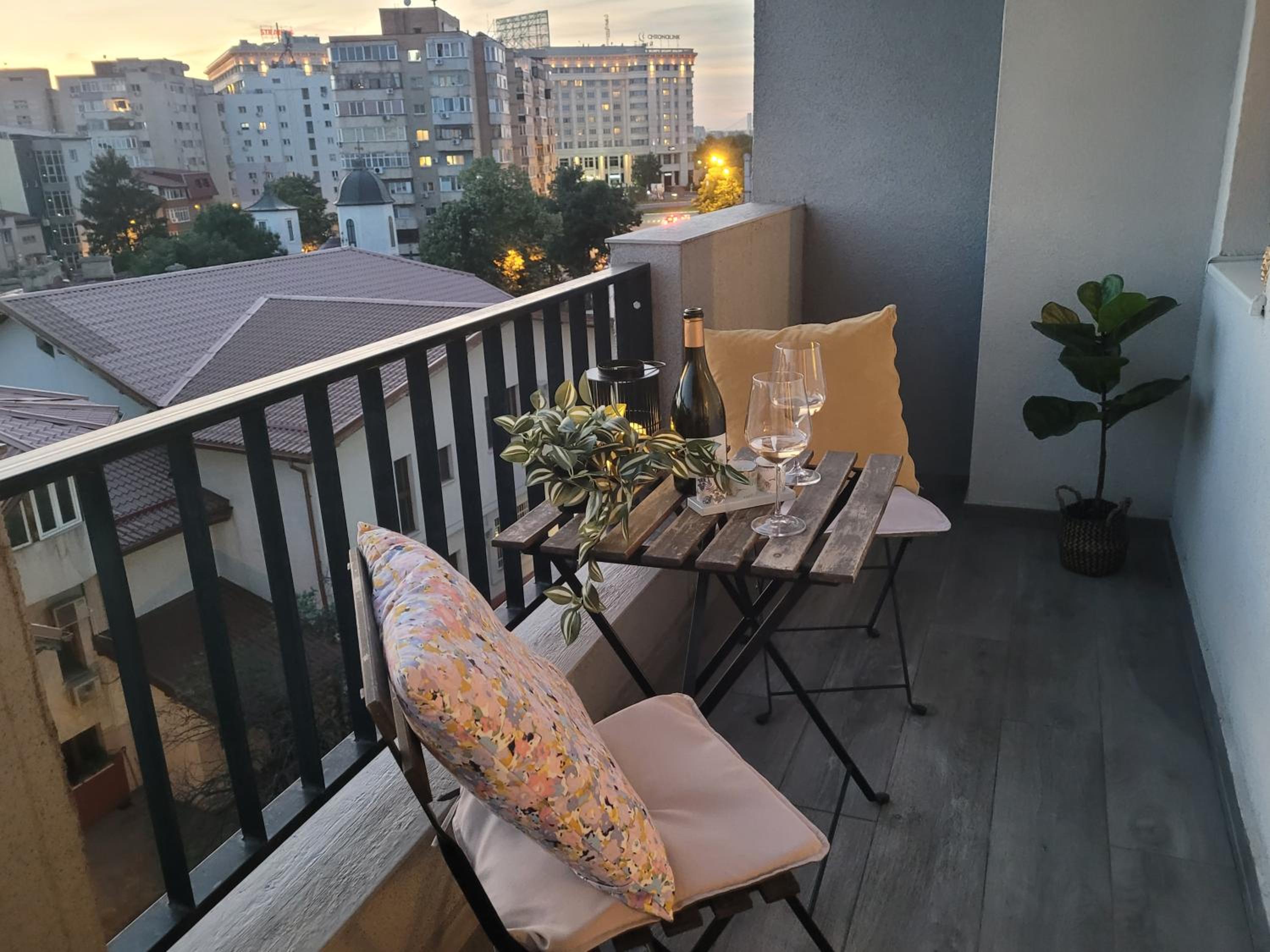 Stylish City Escape, Fireplace, Sunset Views view 5