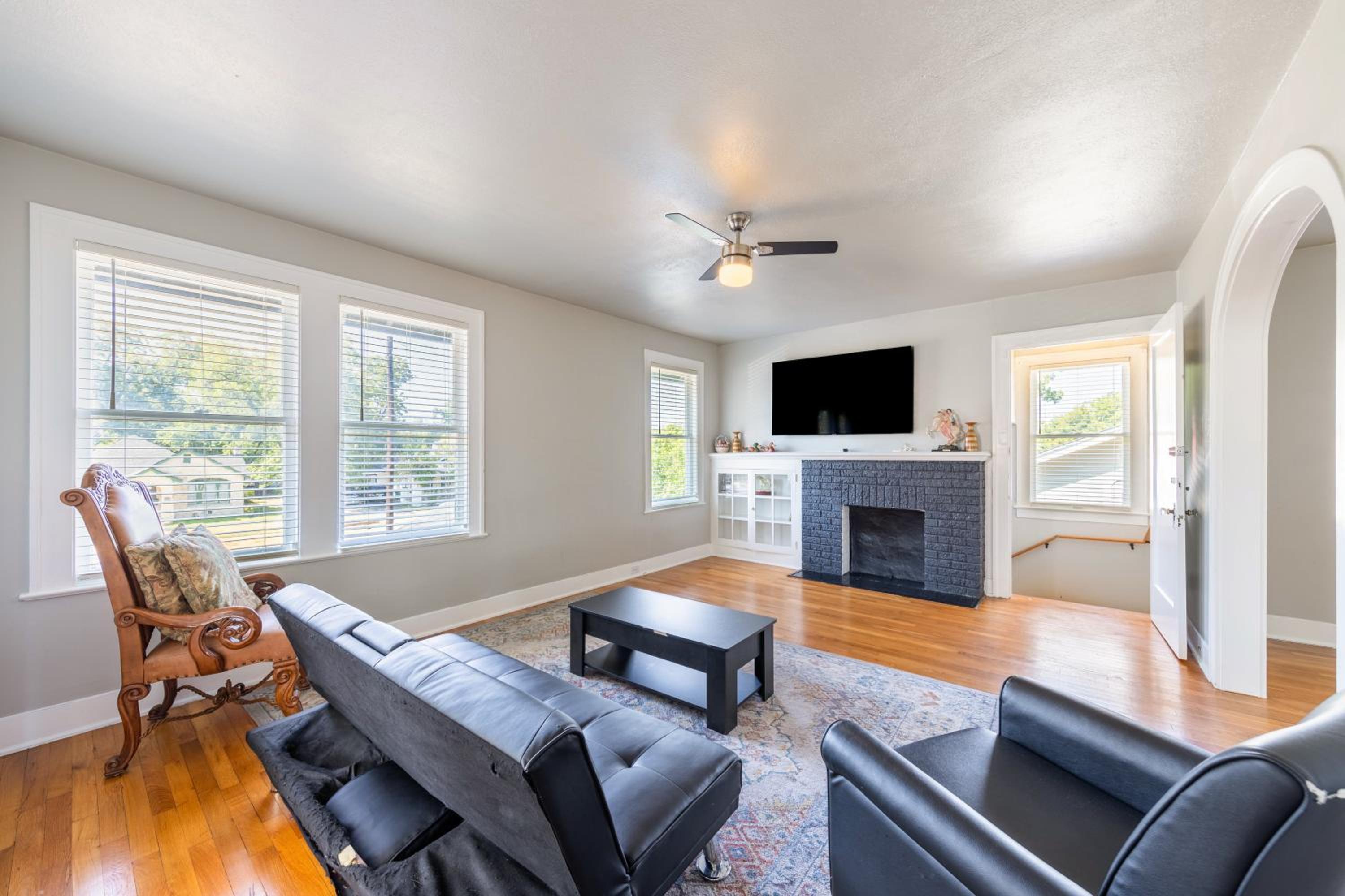 2 bedroom unit near downtown view 5