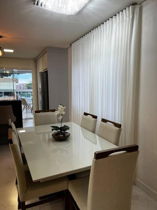 Apartamento Vista Mar com Varanda Gourmet Pertinho do Beto Carrero