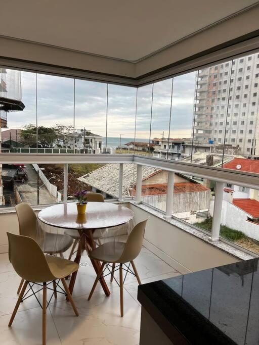Apartamento Vista Mar com Varanda Gourmet Pertinho do Beto Carrero