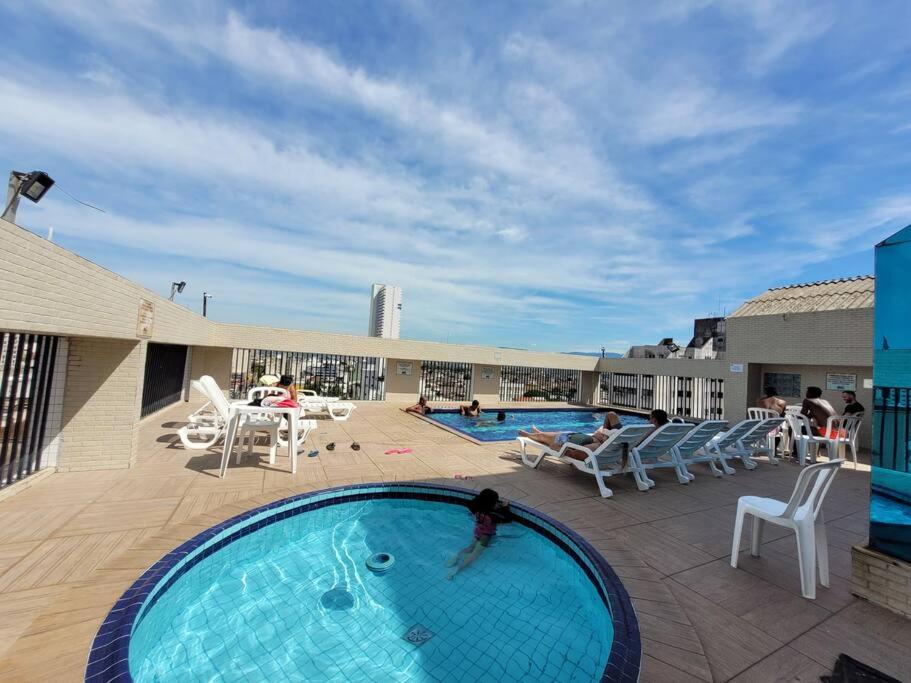 Flat Reformado à 350m da praia, com piscina