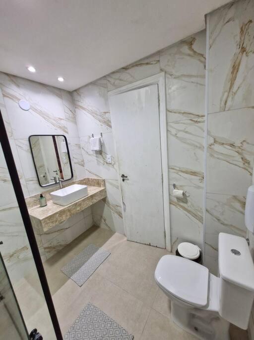 Flat Reformado à 350m da praia, com piscina