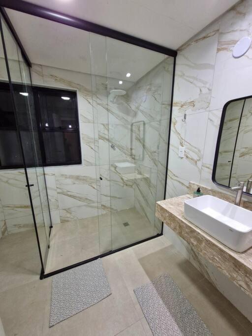 Flat Reformado à 350m da praia, com piscina
