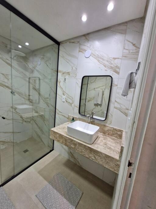 Flat Reformado à 350m da praia, com piscina