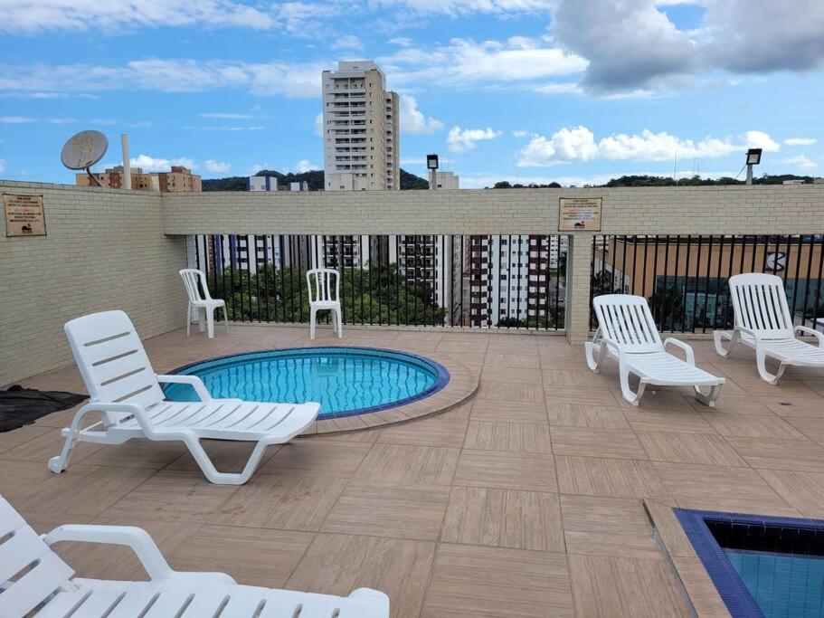 Flat Reformado à 350m da praia, com piscina