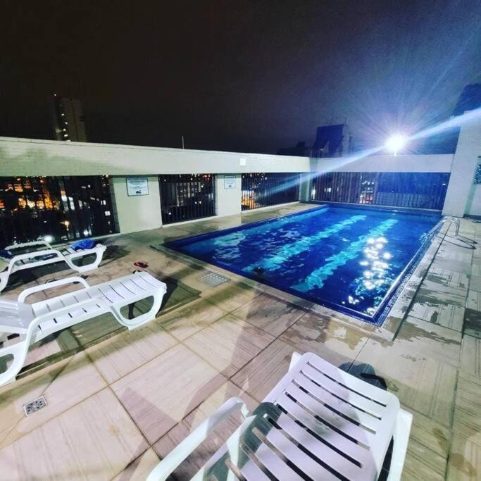 Flat Reformado à 350m da praia, com piscina