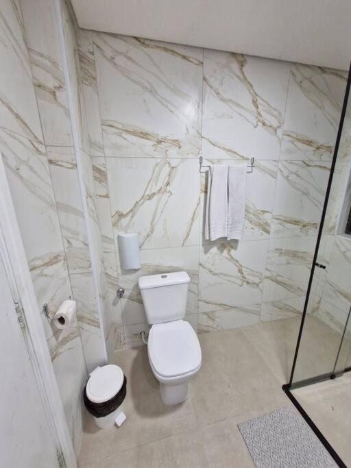 Flat Reformado à 350m da praia, com piscina