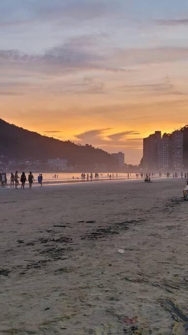 Flat Reformado à 350m da praia, com piscina