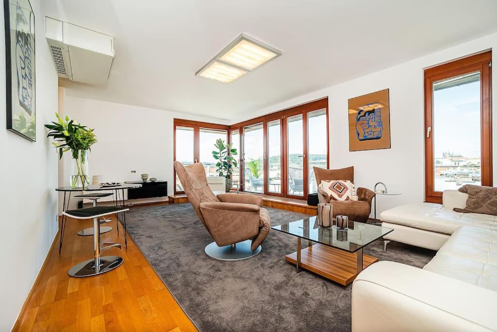 Shiny Rooftop Apart with Free Garage