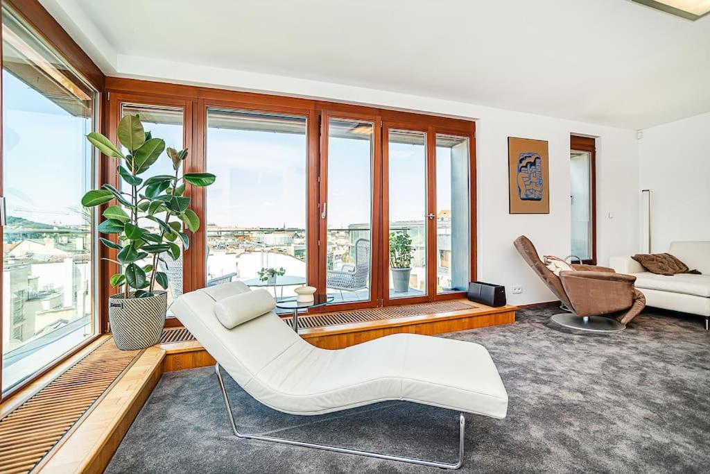 Shiny Rooftop Apart with Free Garage