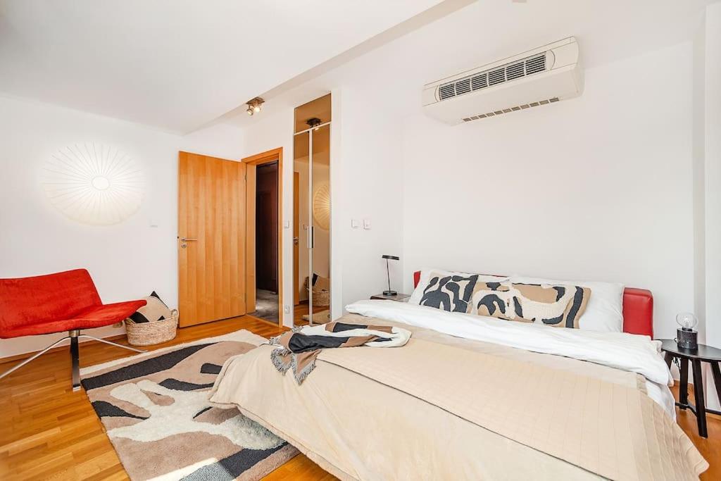 Shiny Rooftop Apart with Free Garage