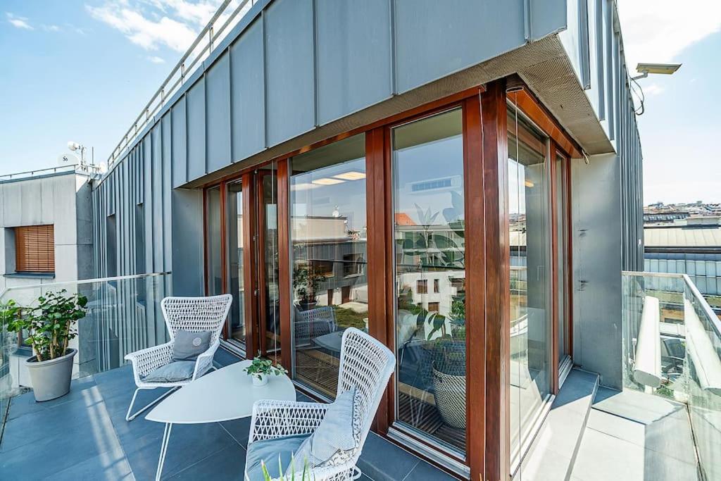 Shiny Rooftop Apart with Free Garage