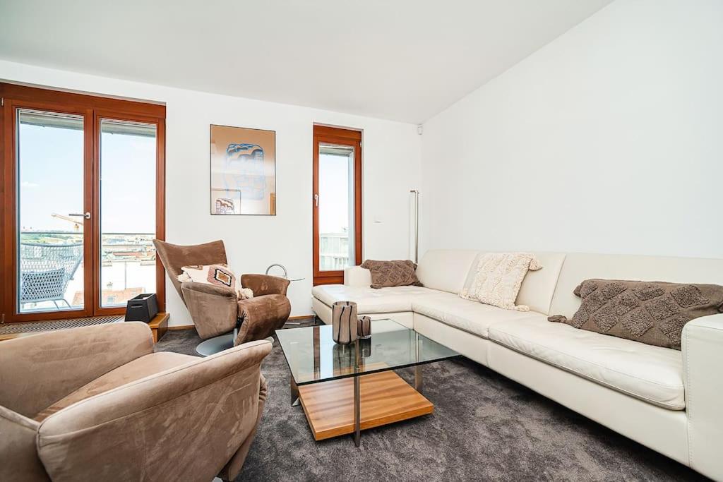 Shiny Rooftop Apart with Free Garage