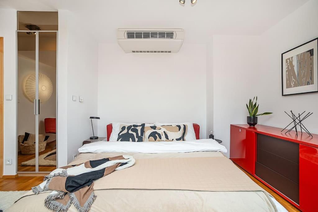 Shiny Rooftop Apart with Free Garage