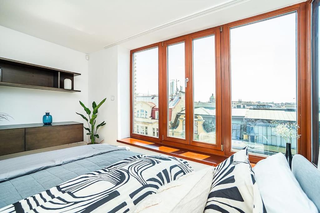 Shiny Rooftop Apart with Free Garage