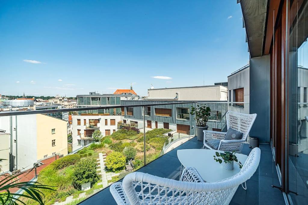 Shiny Rooftop Apart with Free Garage
