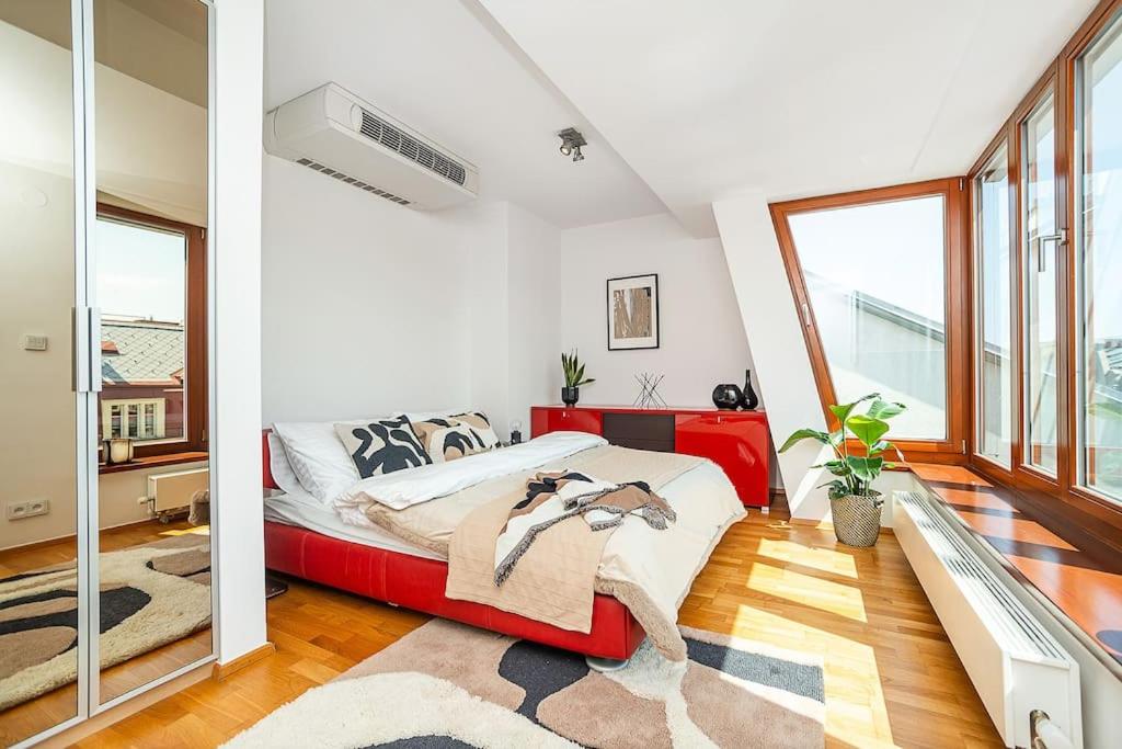 Shiny Rooftop Apart with Free Garage