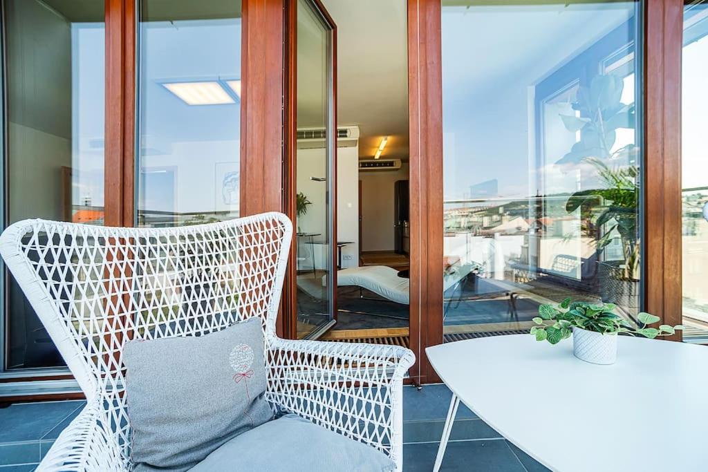 Shiny Rooftop Apart with Free Garage
