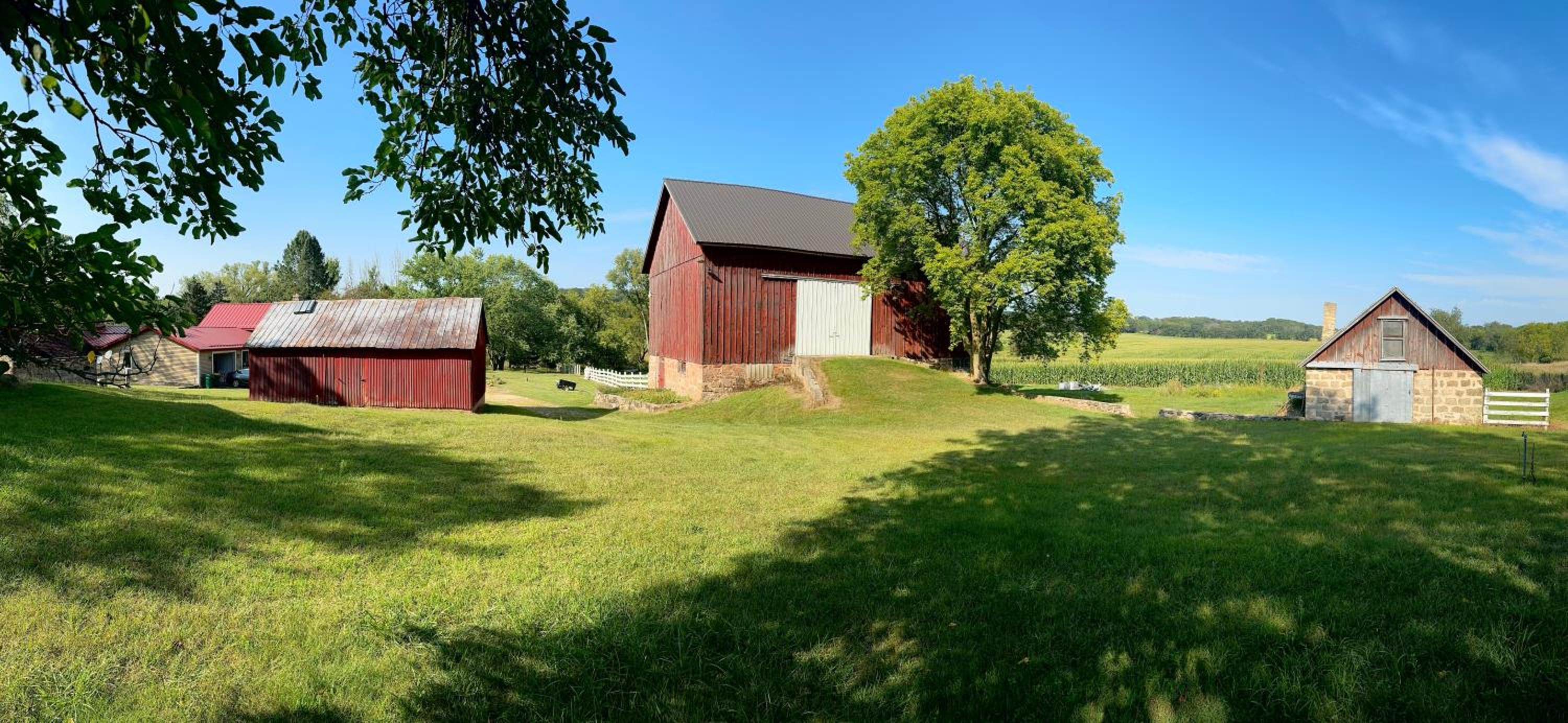Chic Country Home W Sprawling Acreage view 3