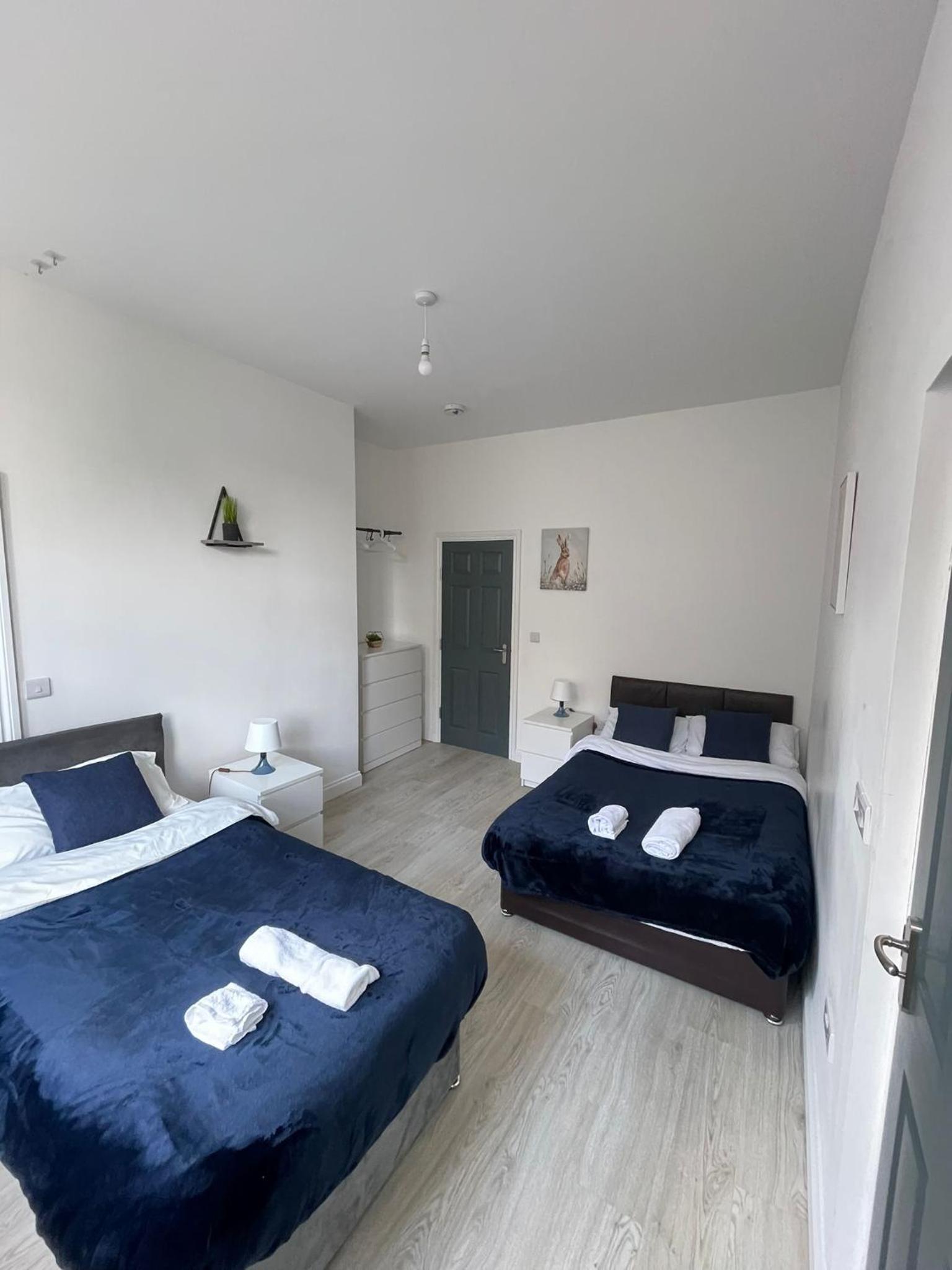 Central Bedford FREE Parking & Private Garden& Conservatory Perfect for large group of people view 2