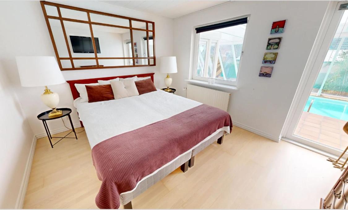 Charmerende 4BR Feriehus med Pool og Have