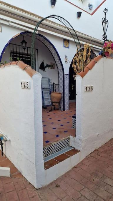 Ardhraubu Villa, Terra Cotta & Very Close to Sea