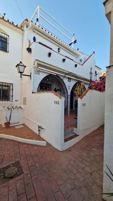 Ardhraubu Villa, Terra Cotta & Very Close to Sea