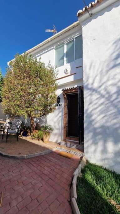 Ardhraubu Villa, Terra Cotta & Very Close to Sea