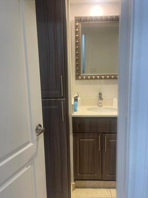 Beautiful luxurious suite close to lakeshore