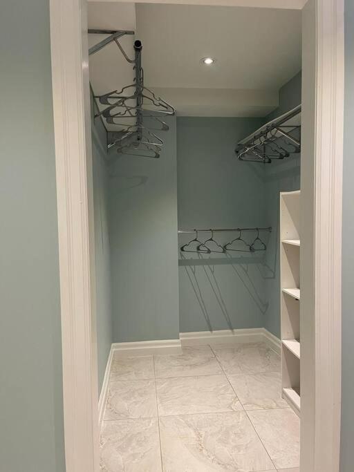 Beautiful luxurious suite close to lakeshore