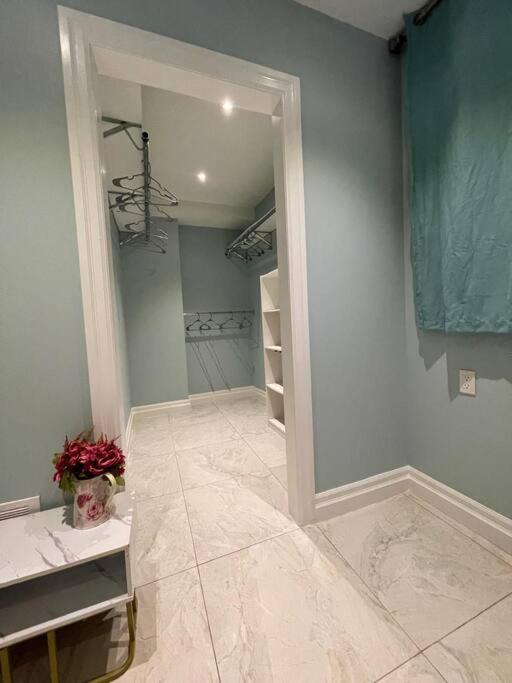 Beautiful luxurious suite close to lakeshore