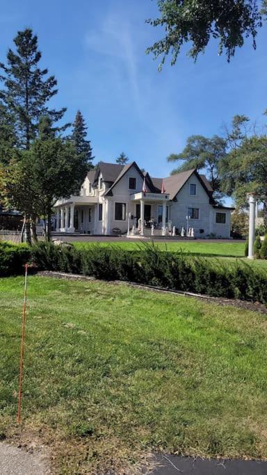 Beautiful luxurious suite close to lakeshore