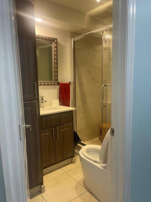 Beautiful luxurious suite close to lakeshore