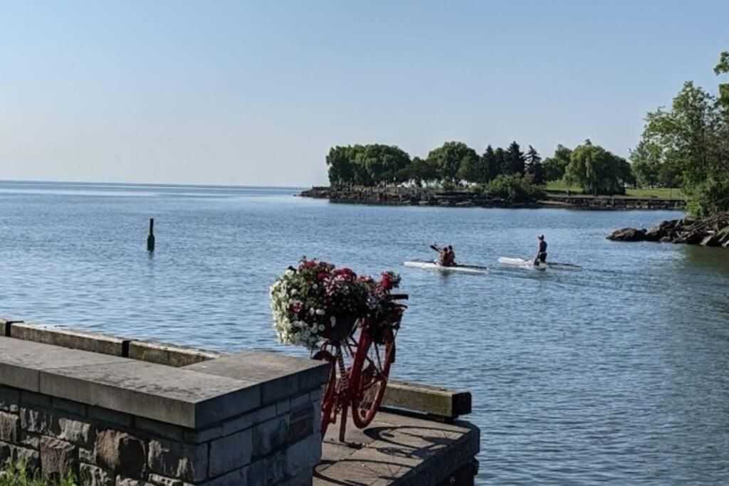 Beautiful luxurious suite close to lakeshore