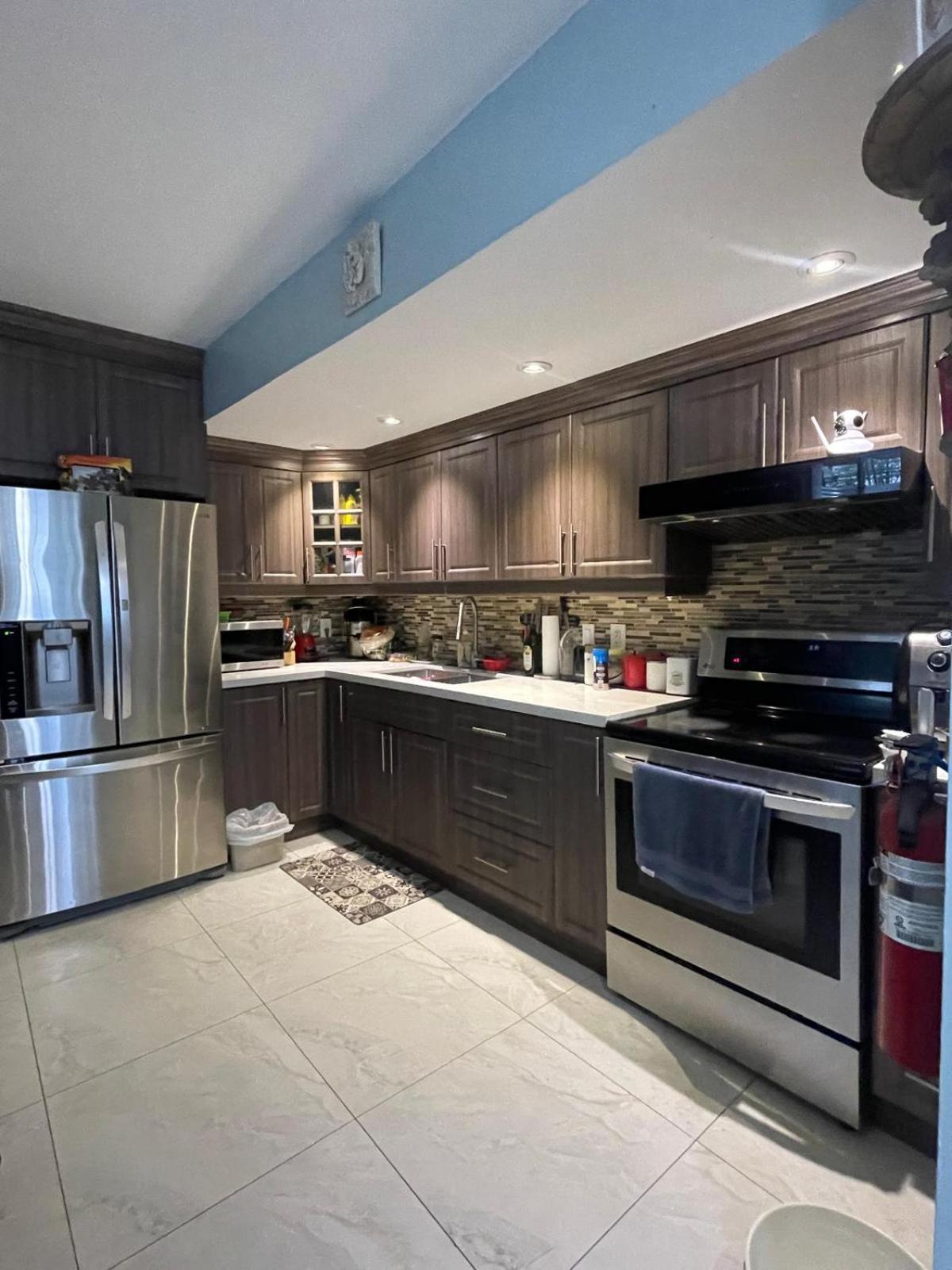Beautiful luxurious suite close to lakeshore