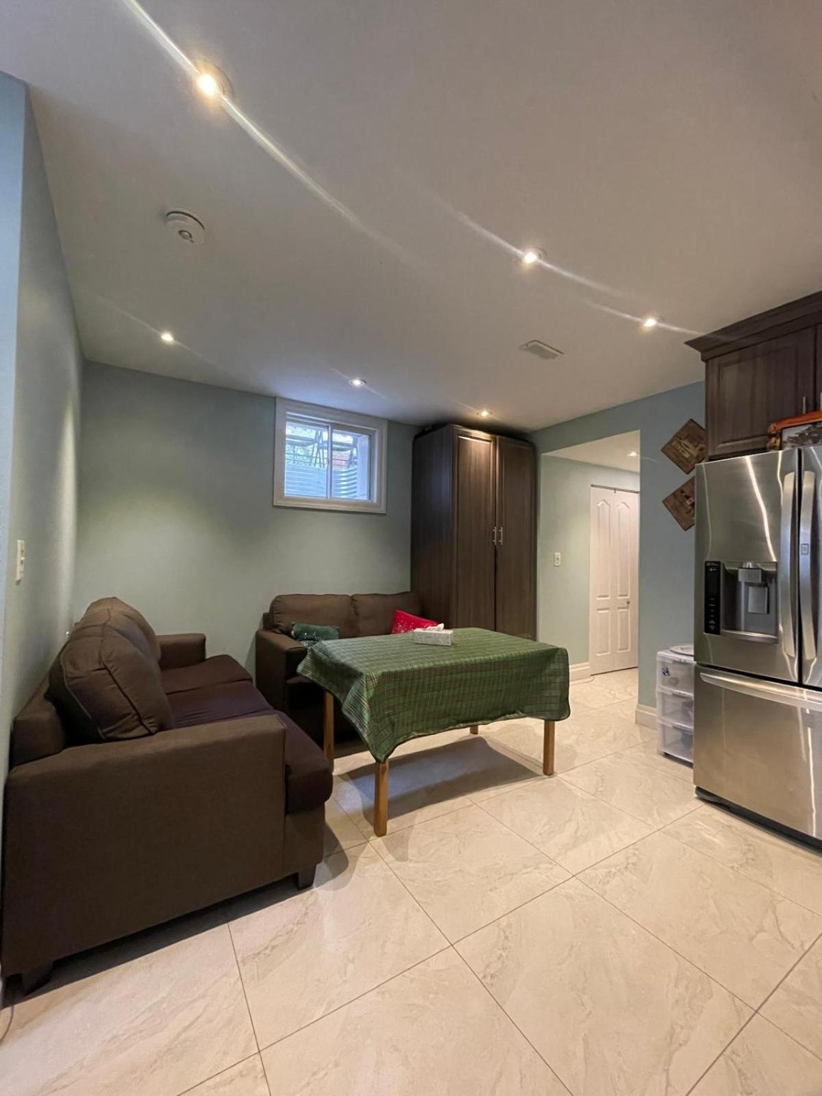 Beautiful luxurious suite close to lakeshore